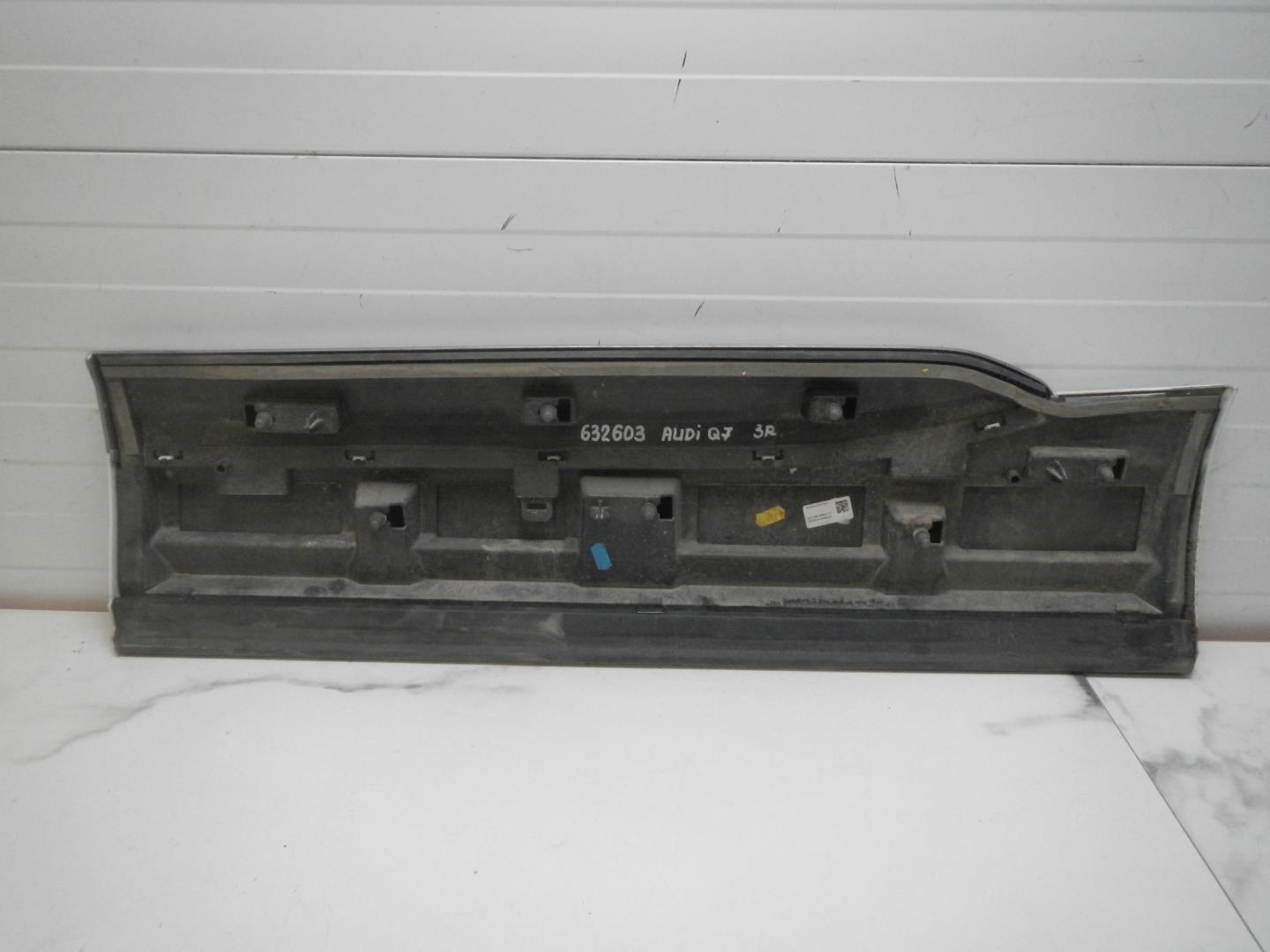 Молдинг задней правой двери