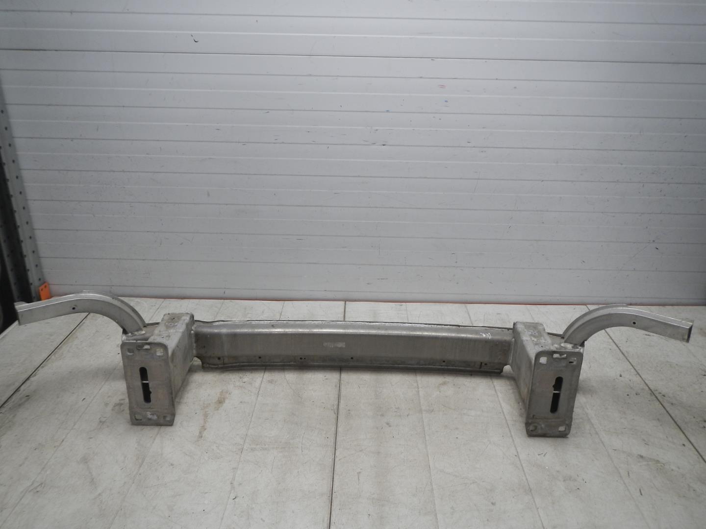 Усилитель переднего бампера