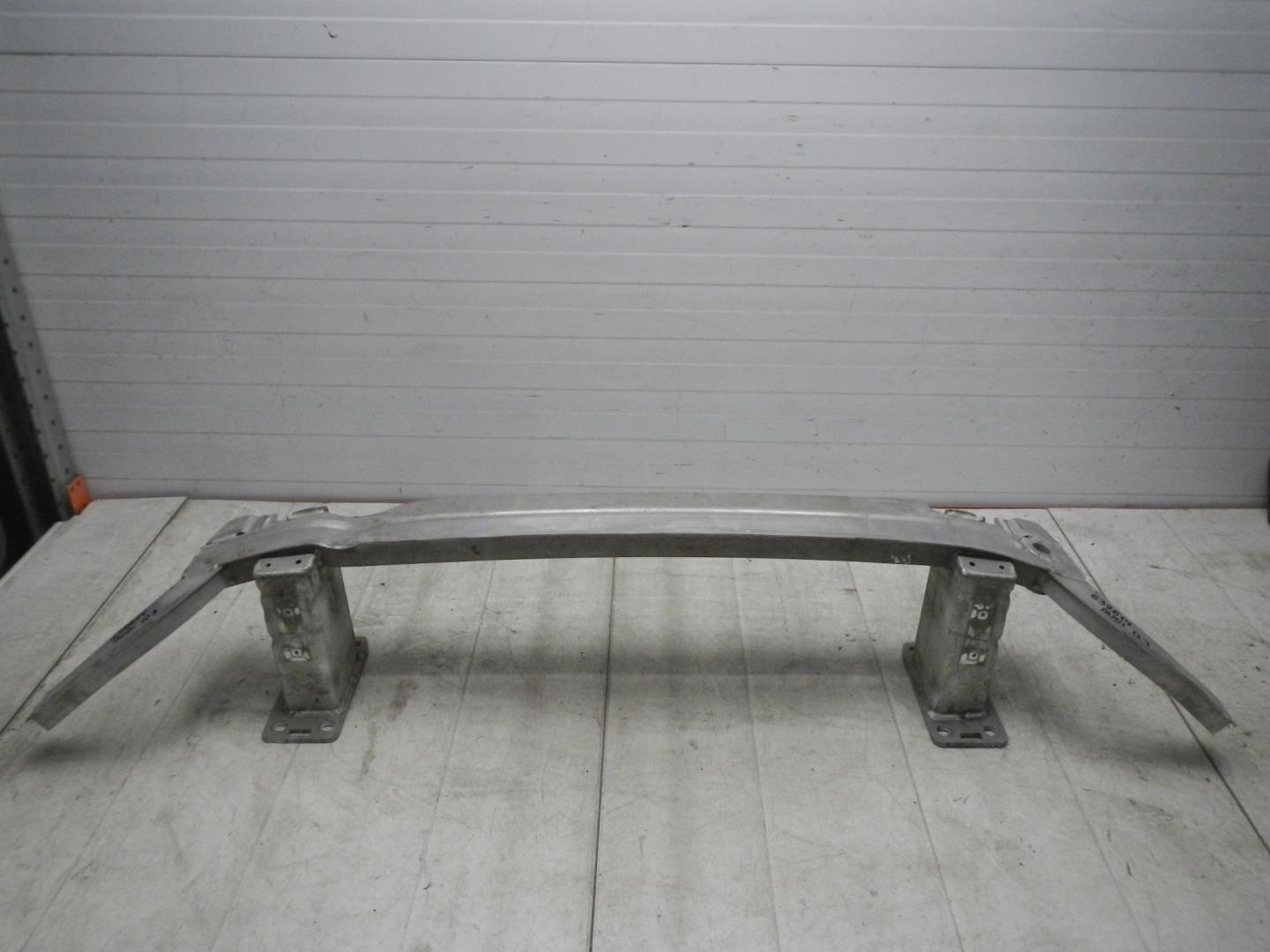 Усилитель переднего бампера