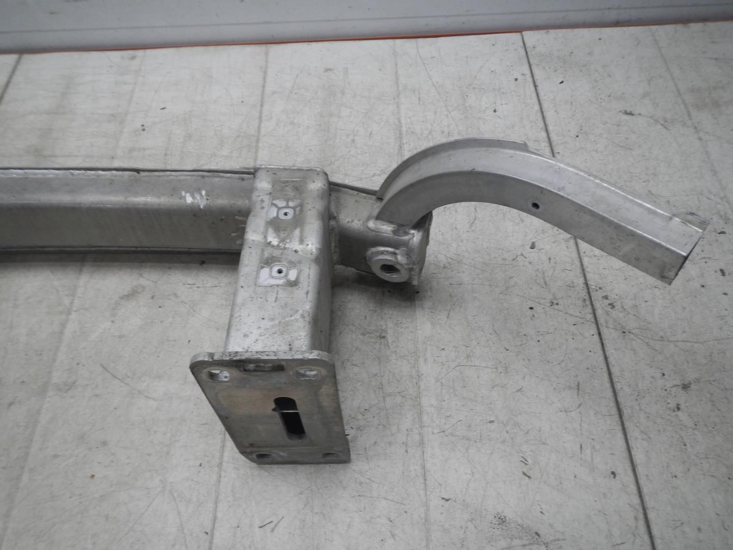 Усилитель переднего бампера