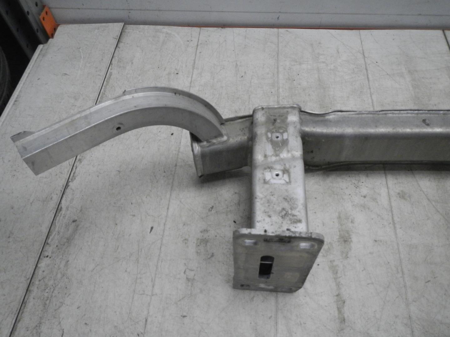 Усилитель переднего бампера