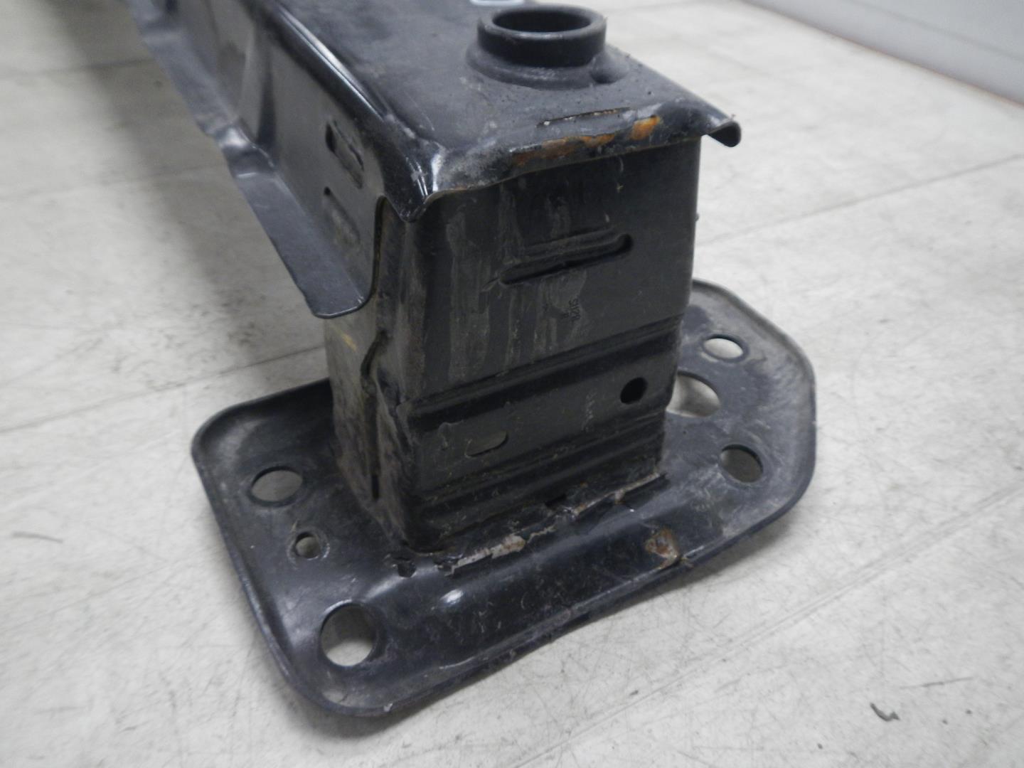 Усилитель переднего бампера