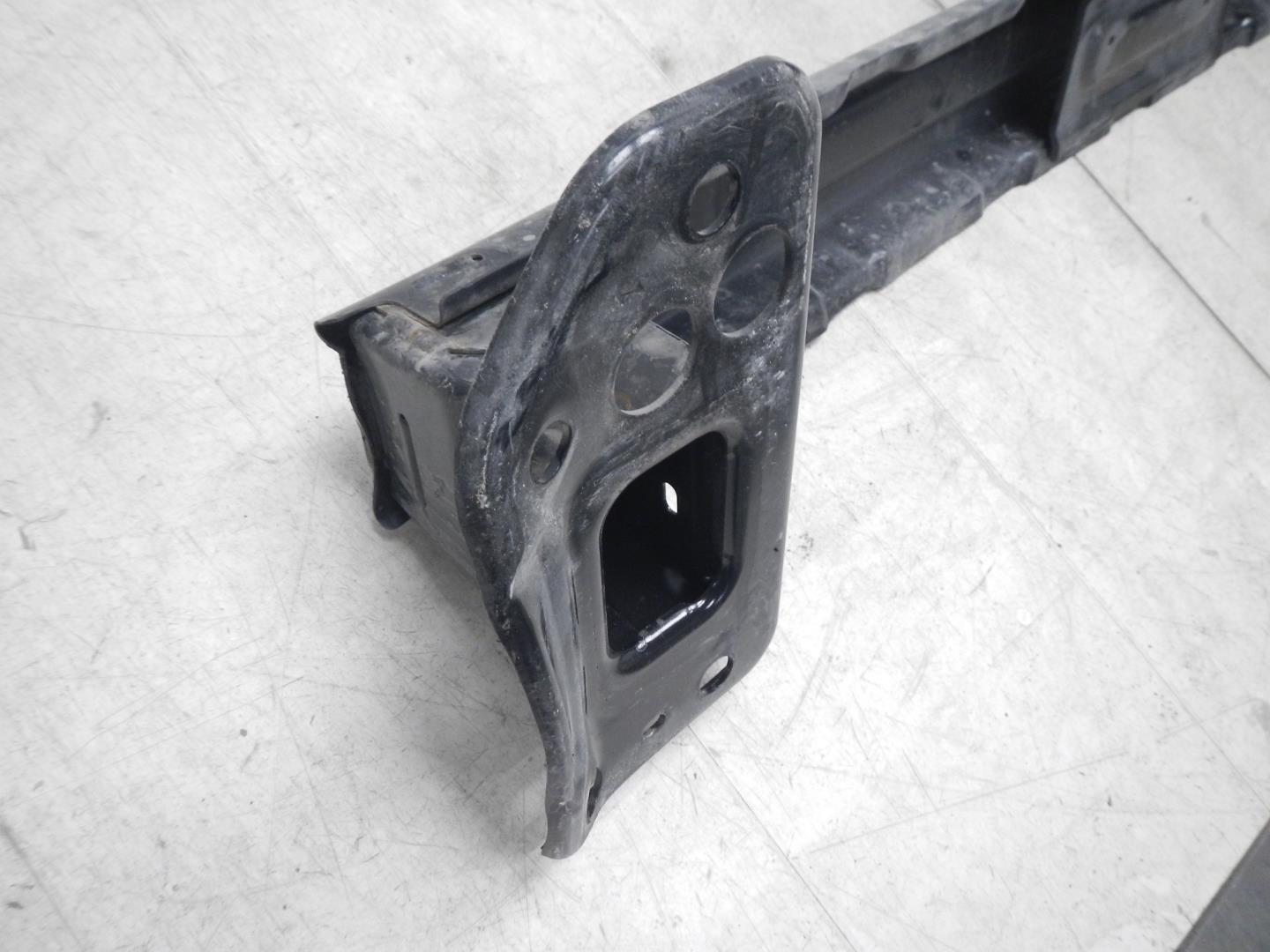 Усилитель переднего бампера