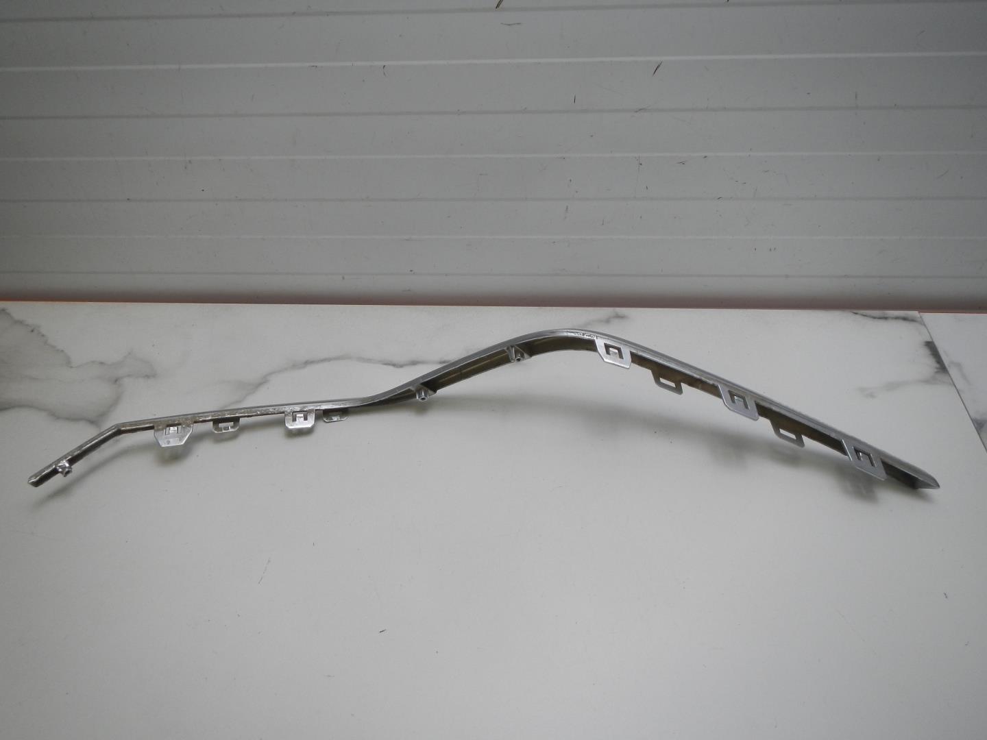 Молдинг переднего бампера левый