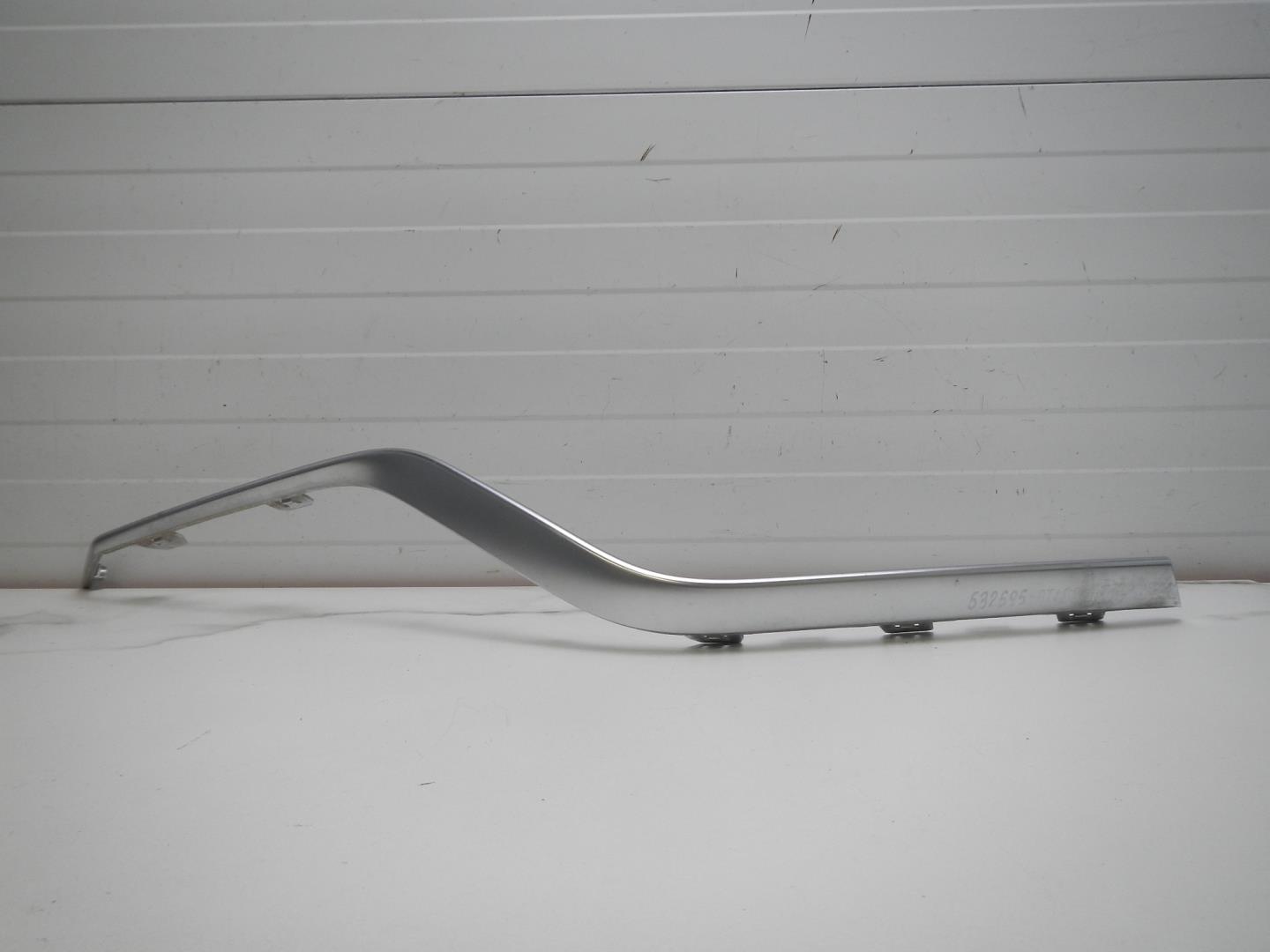 Молдинг переднего бампера левый