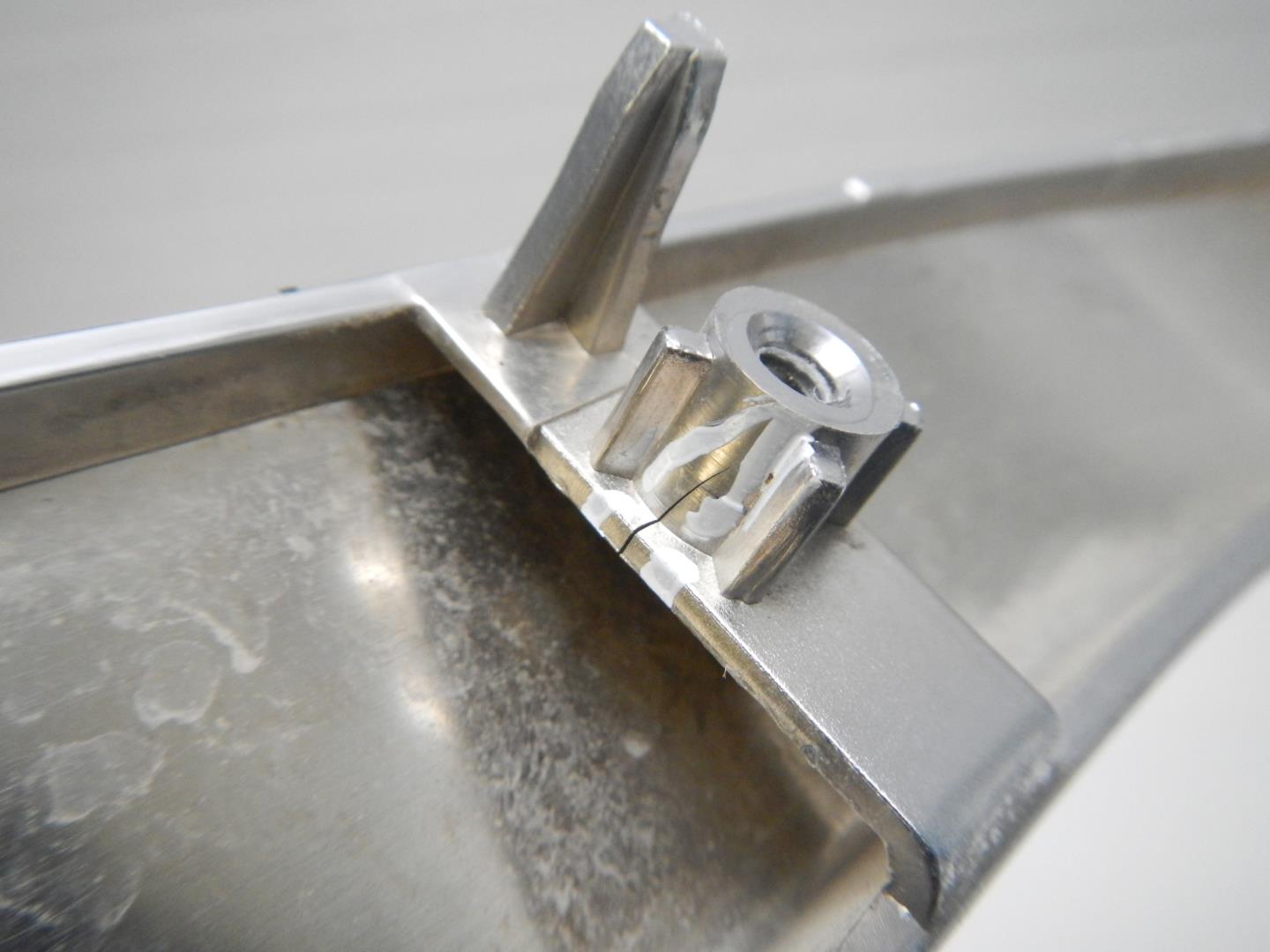 Молдинг переднего бампера левый