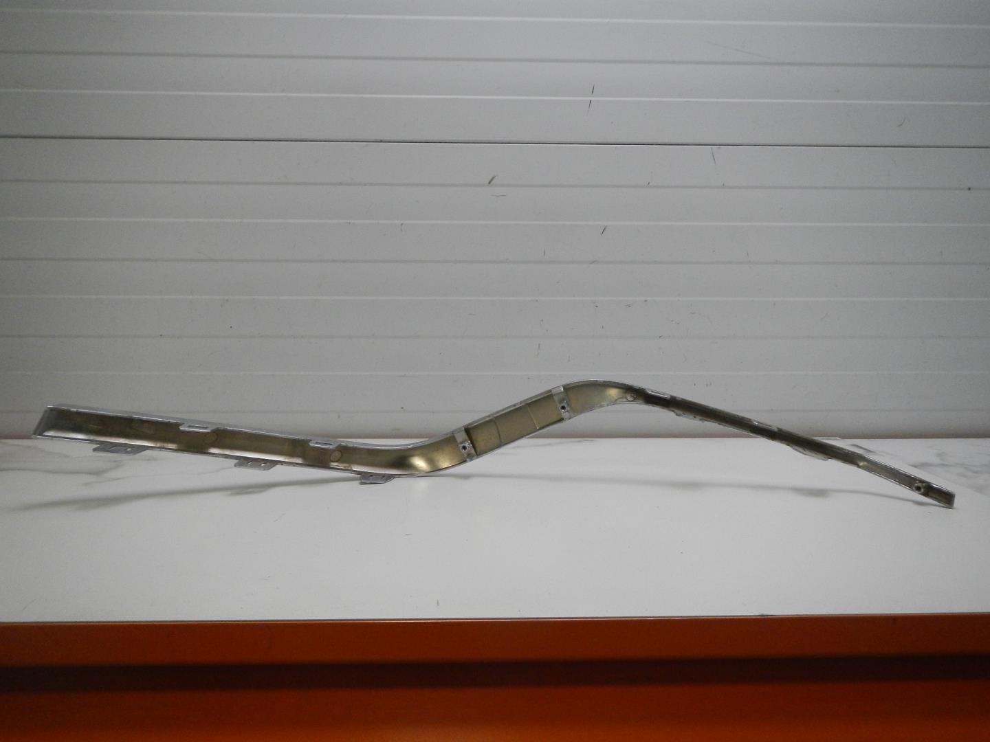 Молдинг переднего бампера левый