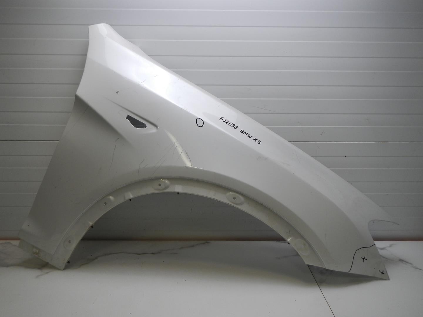 Крыло переднее правое