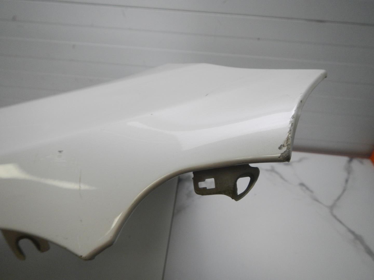 Крыло переднее правое