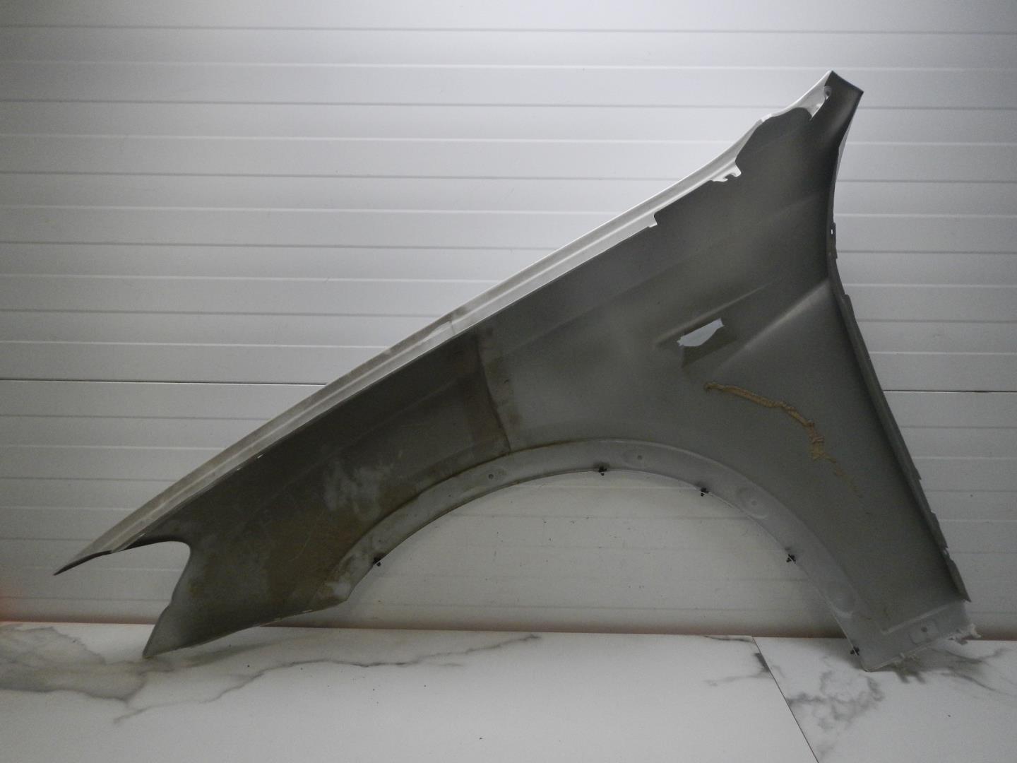 Крыло переднее правое