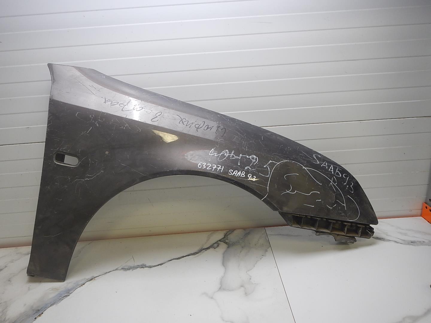 Крыло переднее правое