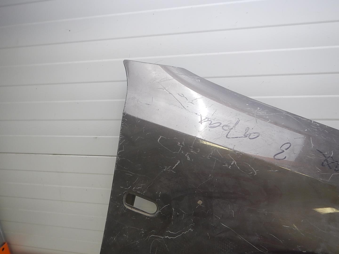 Крыло переднее правое