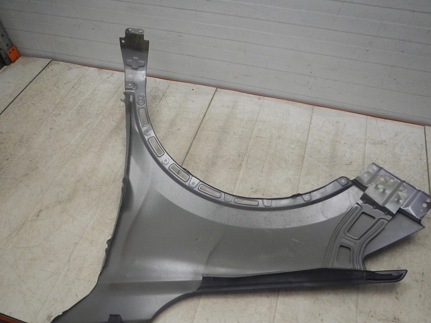 Крыло переднее правое