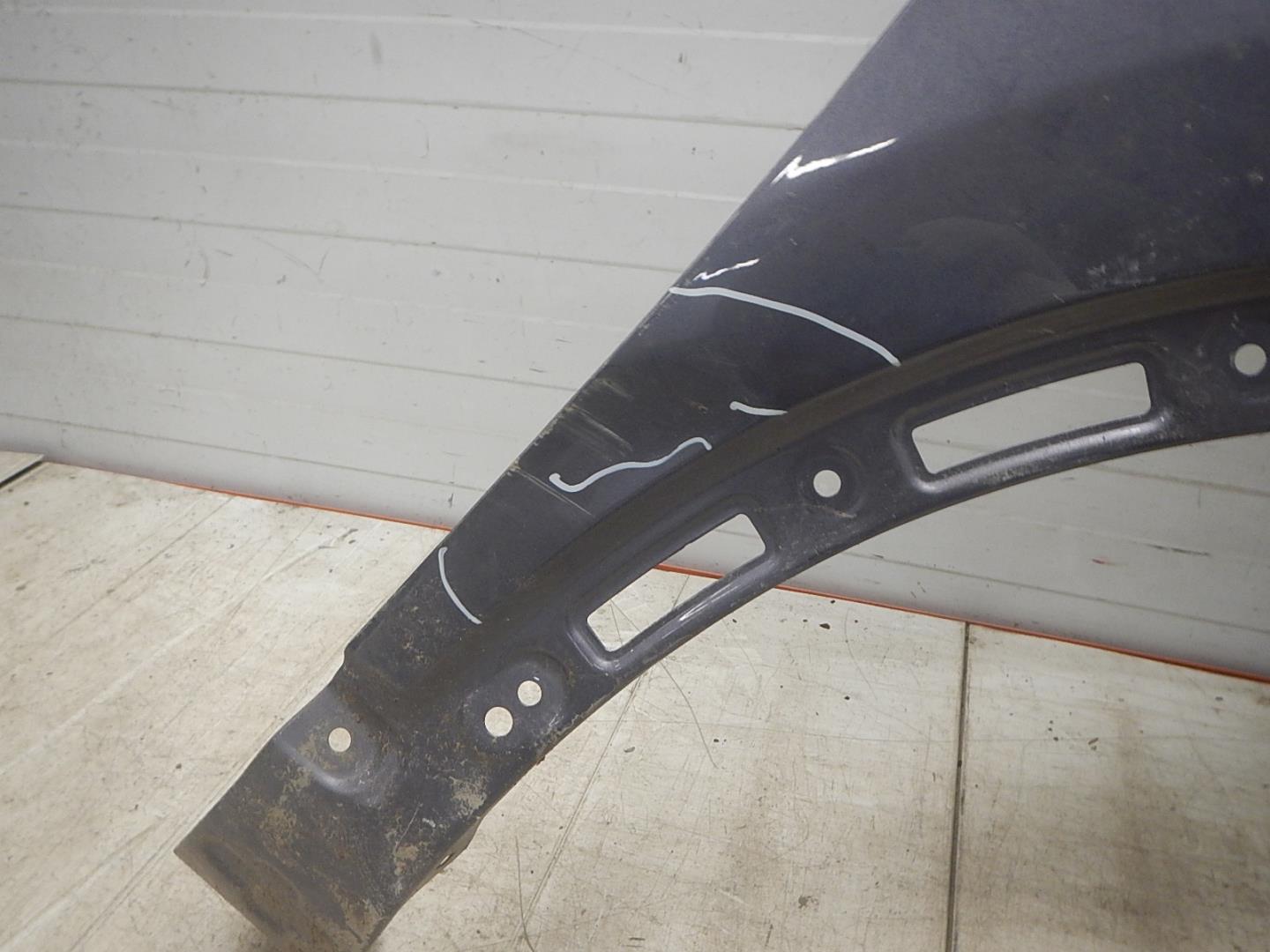 Крыло переднее правое