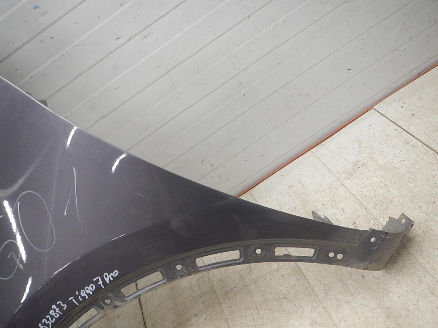 Крыло переднее левое