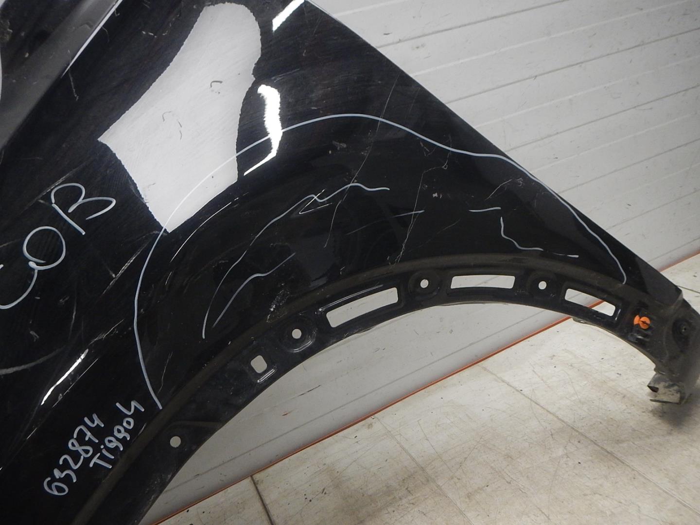 Крыло переднее левое