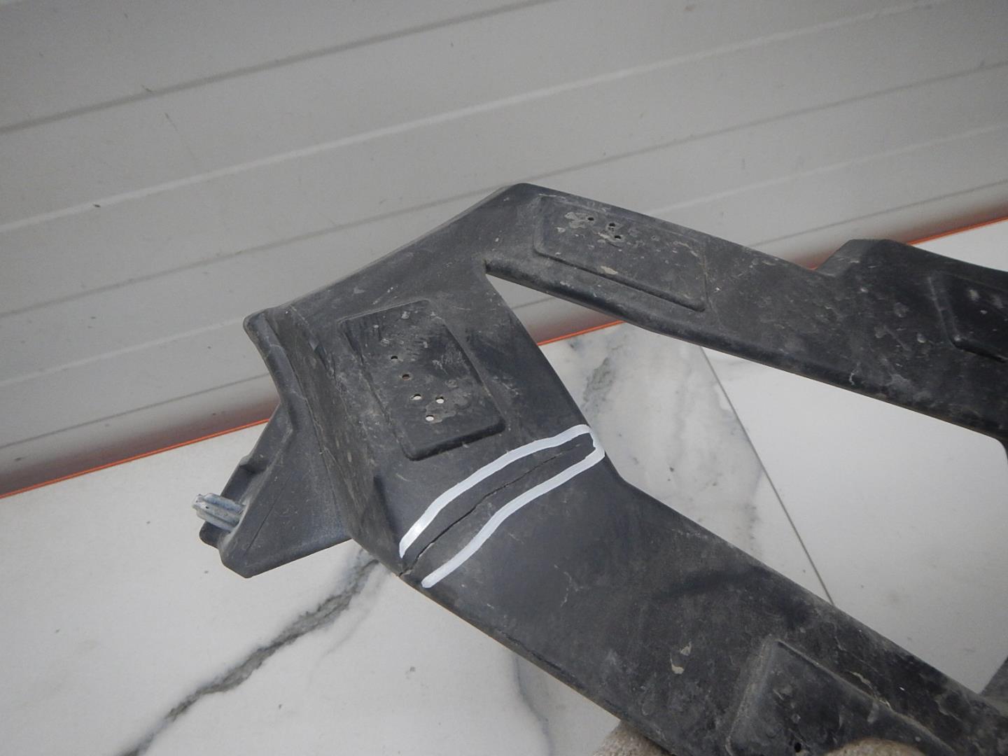 Кронштейн переднего бампера левый