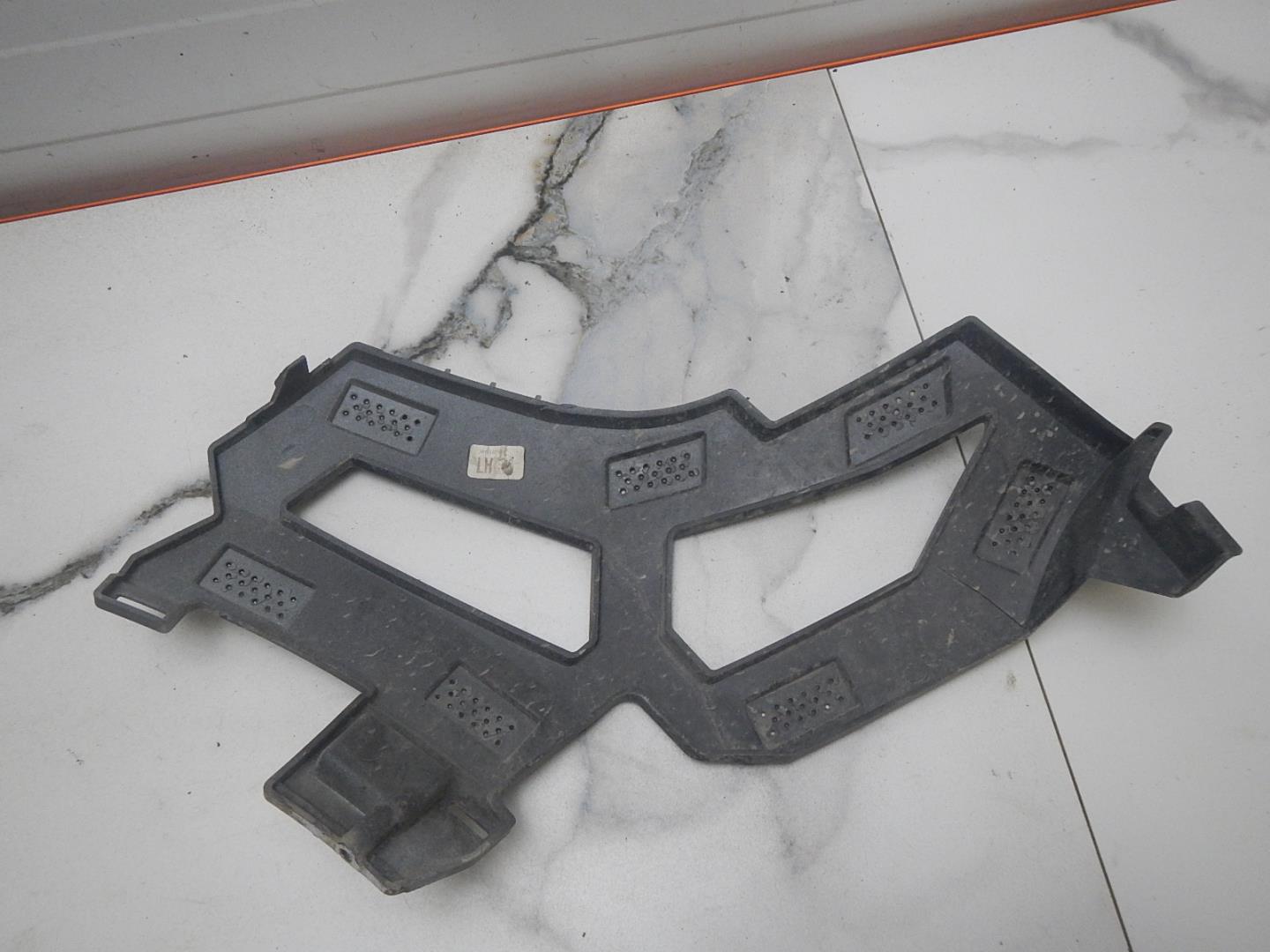 Кронштейн переднего бампера левый