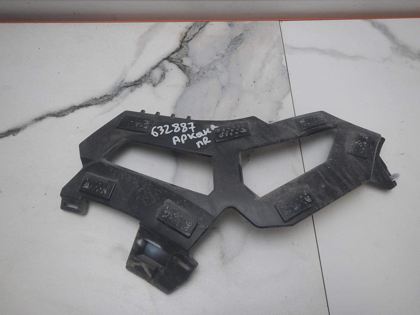 Кронштейн переднего бампера правый