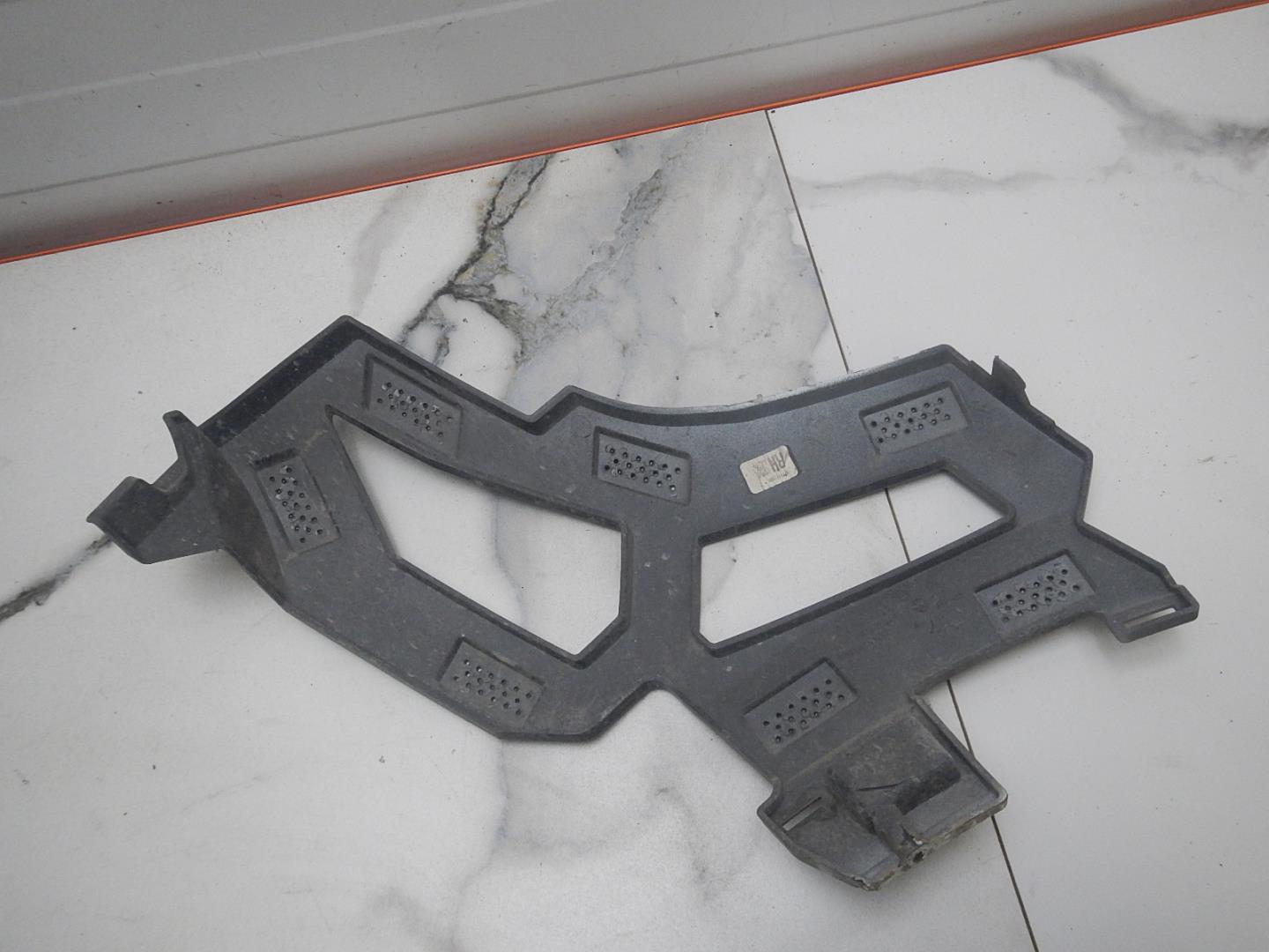 Кронштейн переднего бампера правый