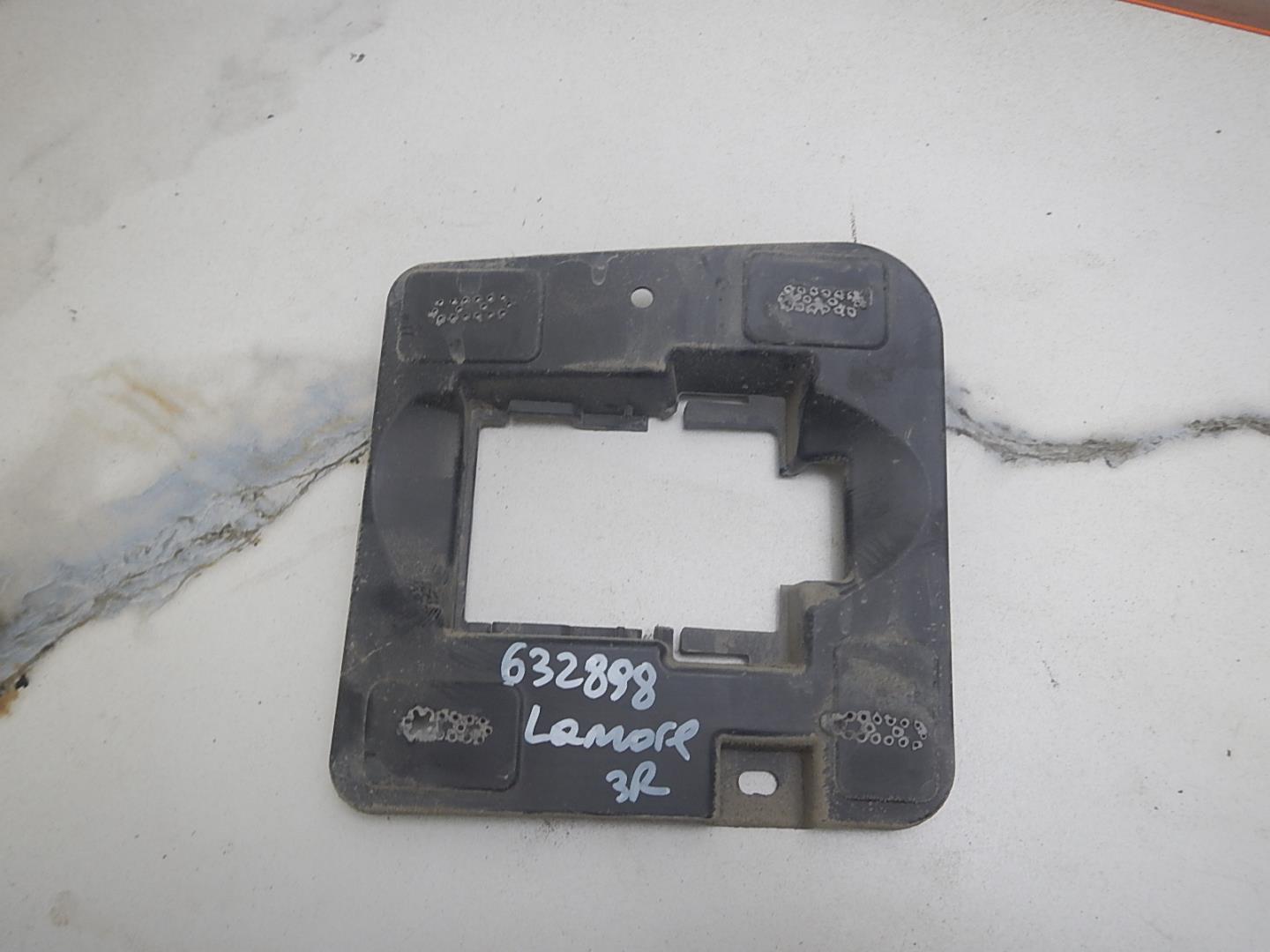 Кронштейн заднего бампера правый