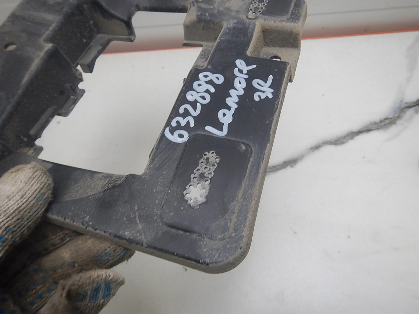 Кронштейн заднего бампера правый