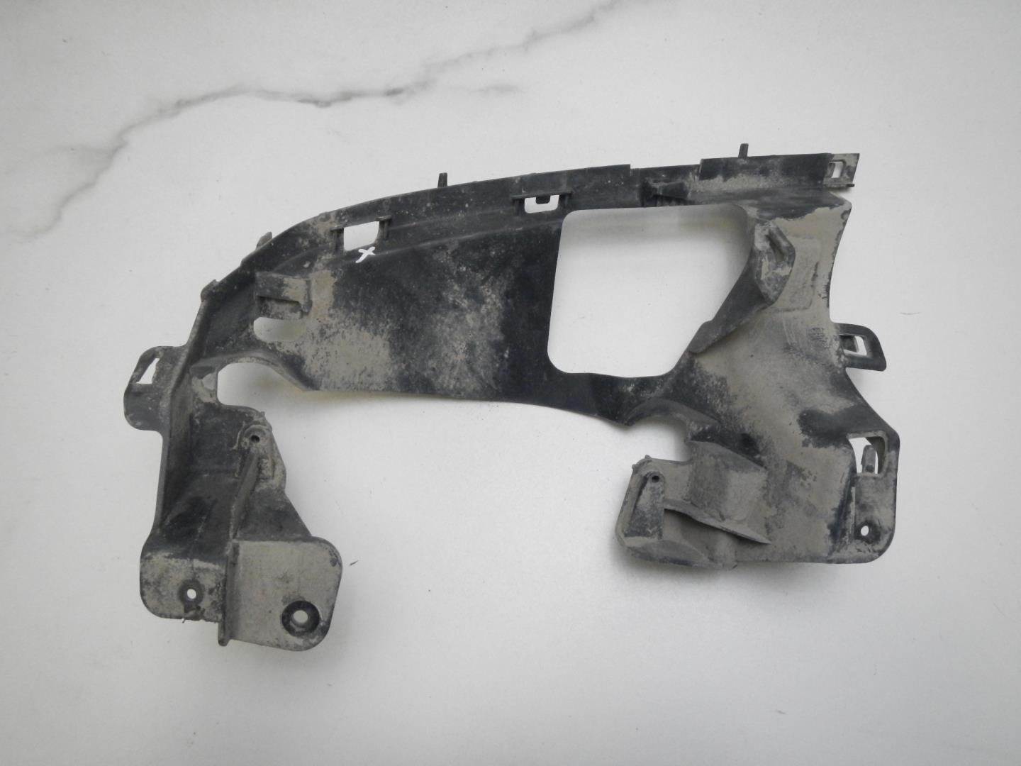 Кронштейн переднего бампера левый