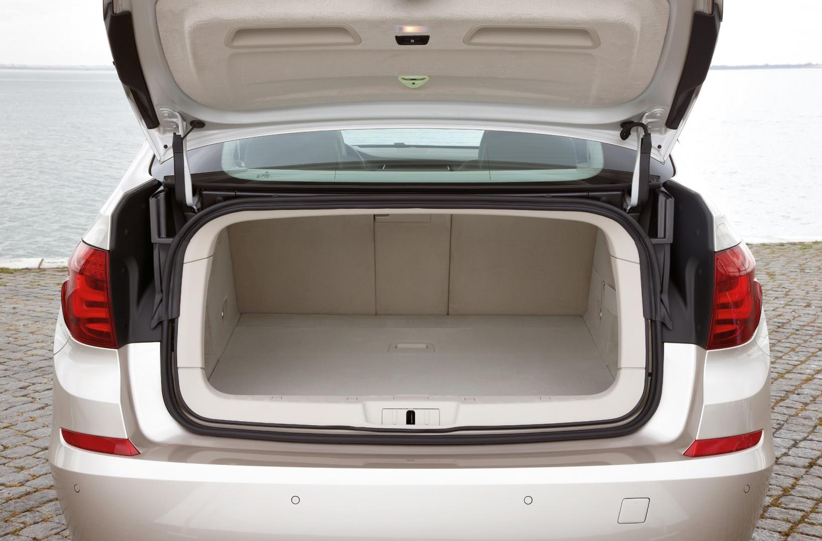 Дверь багажника