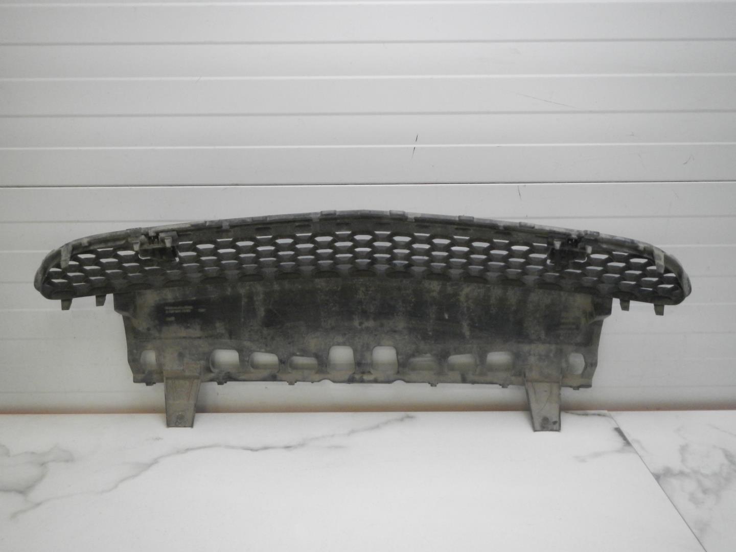 Решетка в бампер центральная