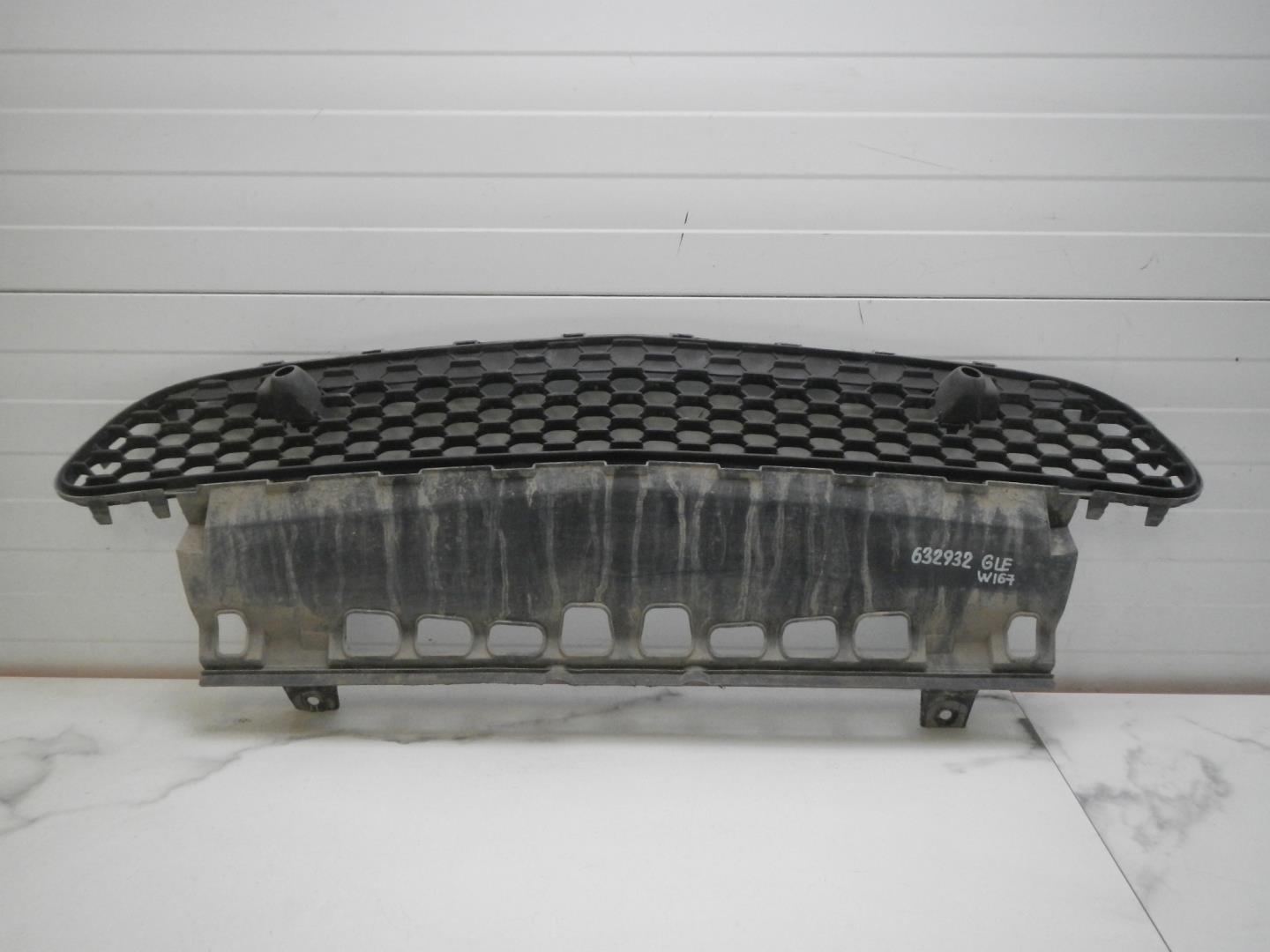 Решетка в бампер центральная