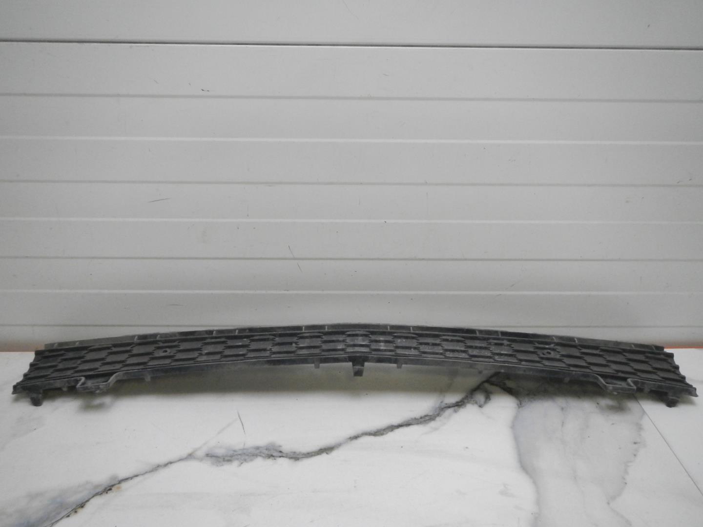 Решетка в бампер центральная