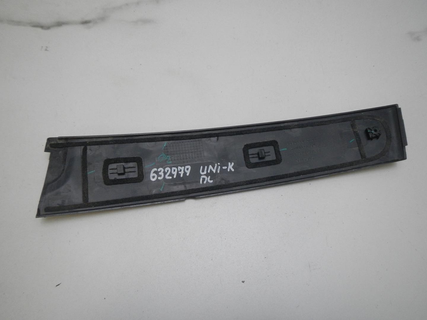 Накладка двери передней левой