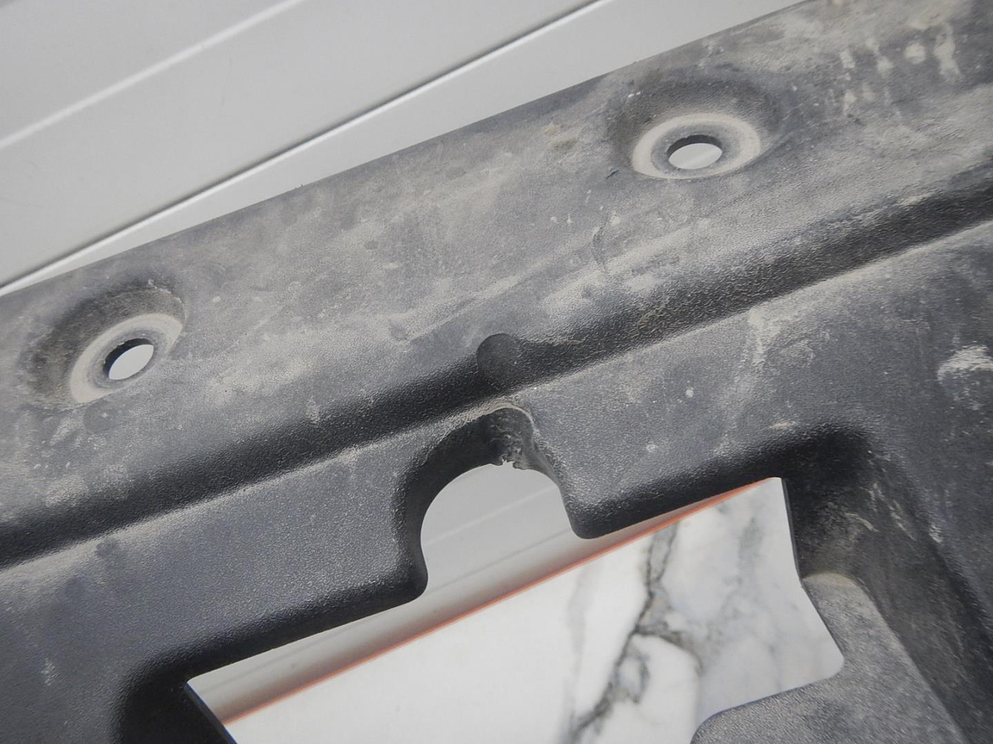 Кожух замка капота