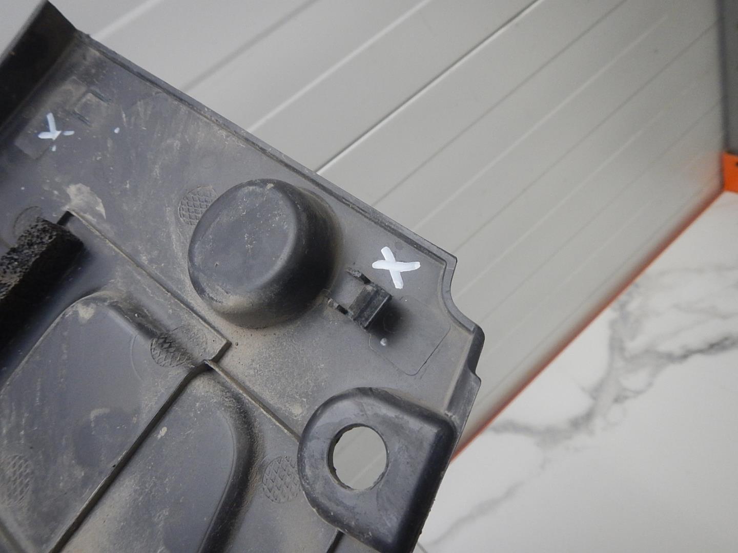 Кожух замка капота