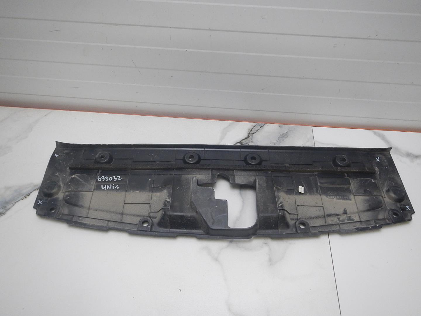 Кожух замка капота