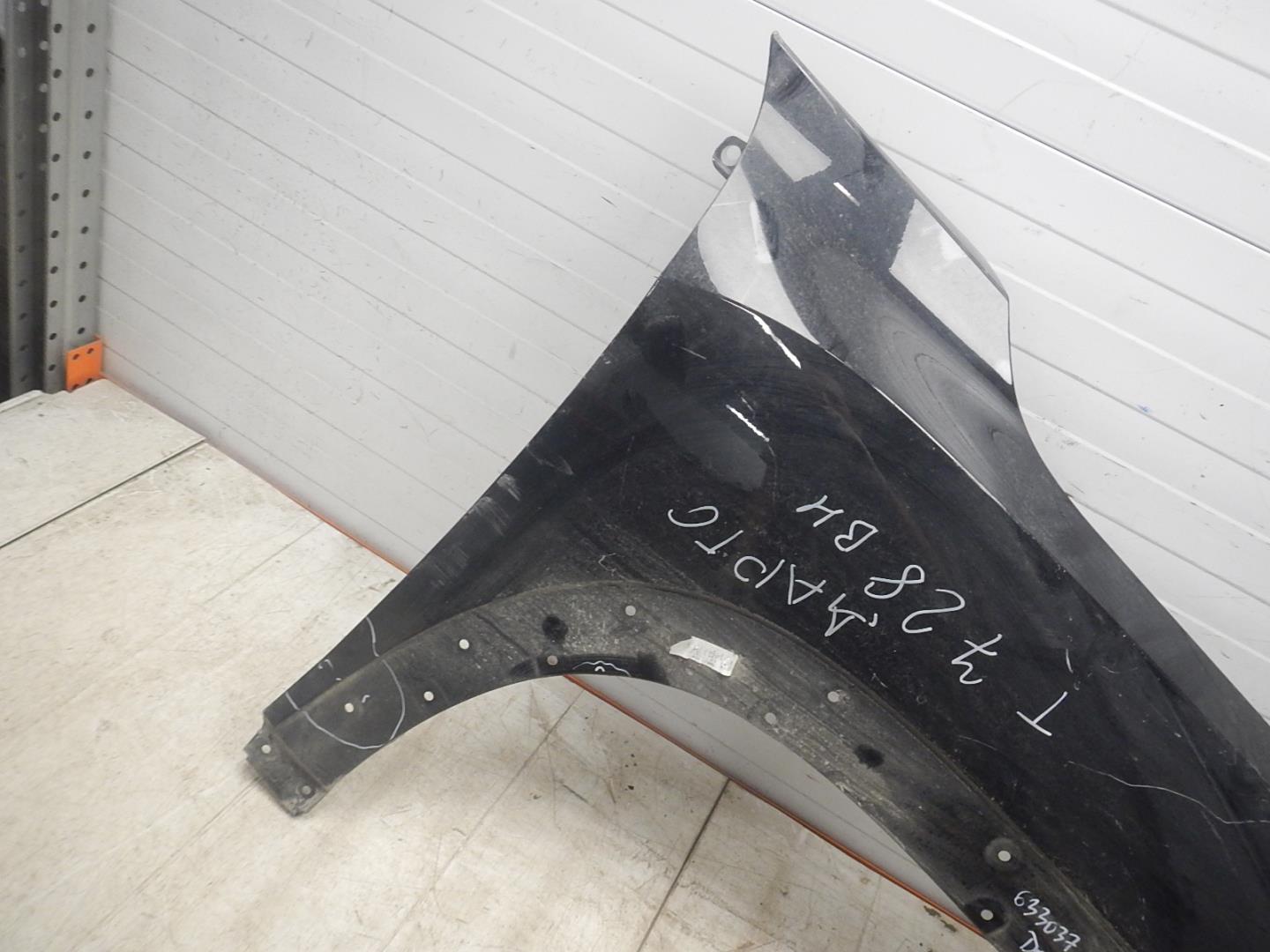 Крыло переднее правое