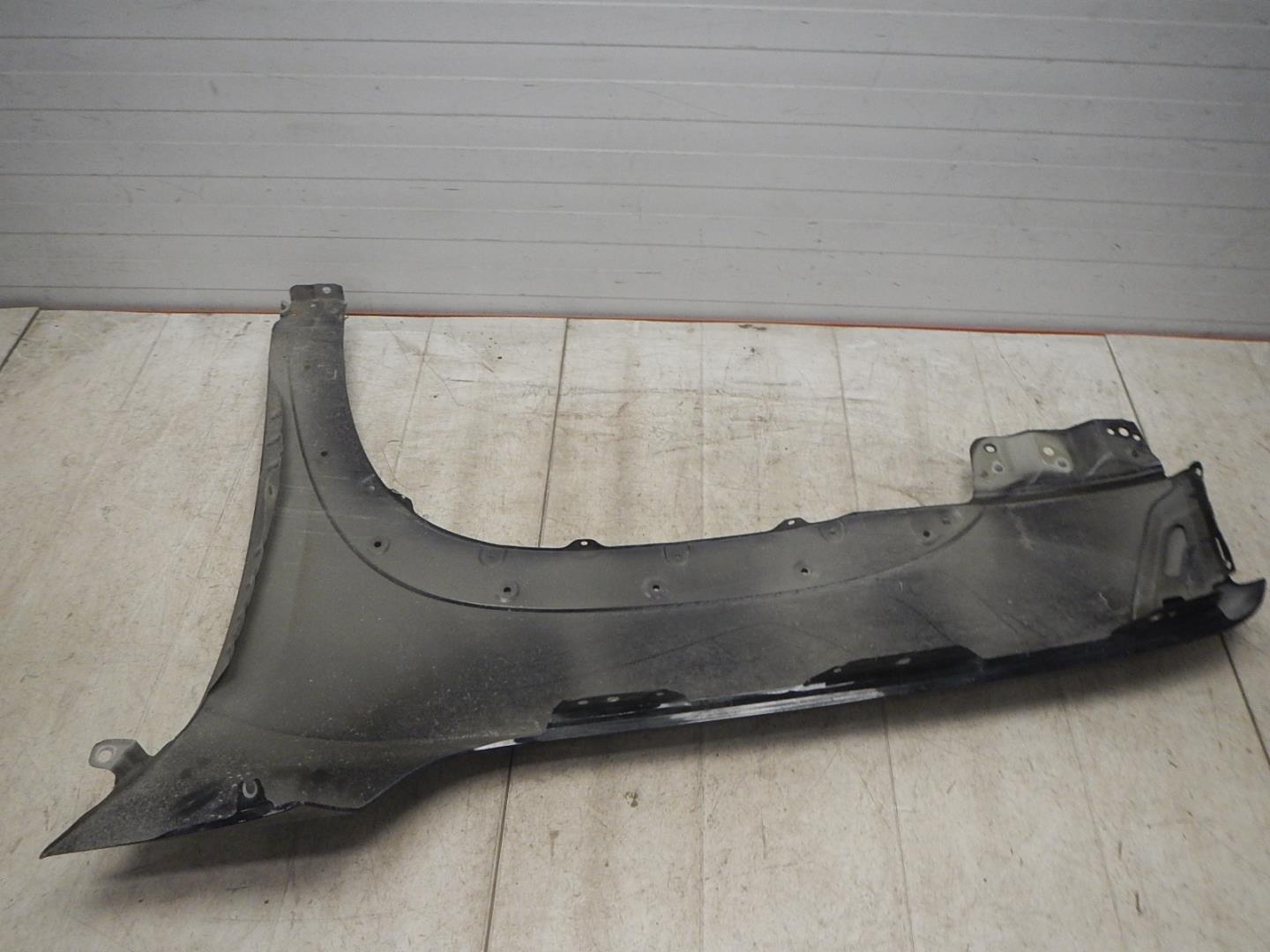 Крыло переднее правое