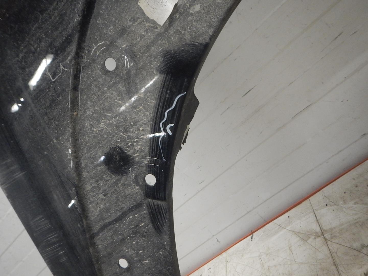 Крыло переднее правое