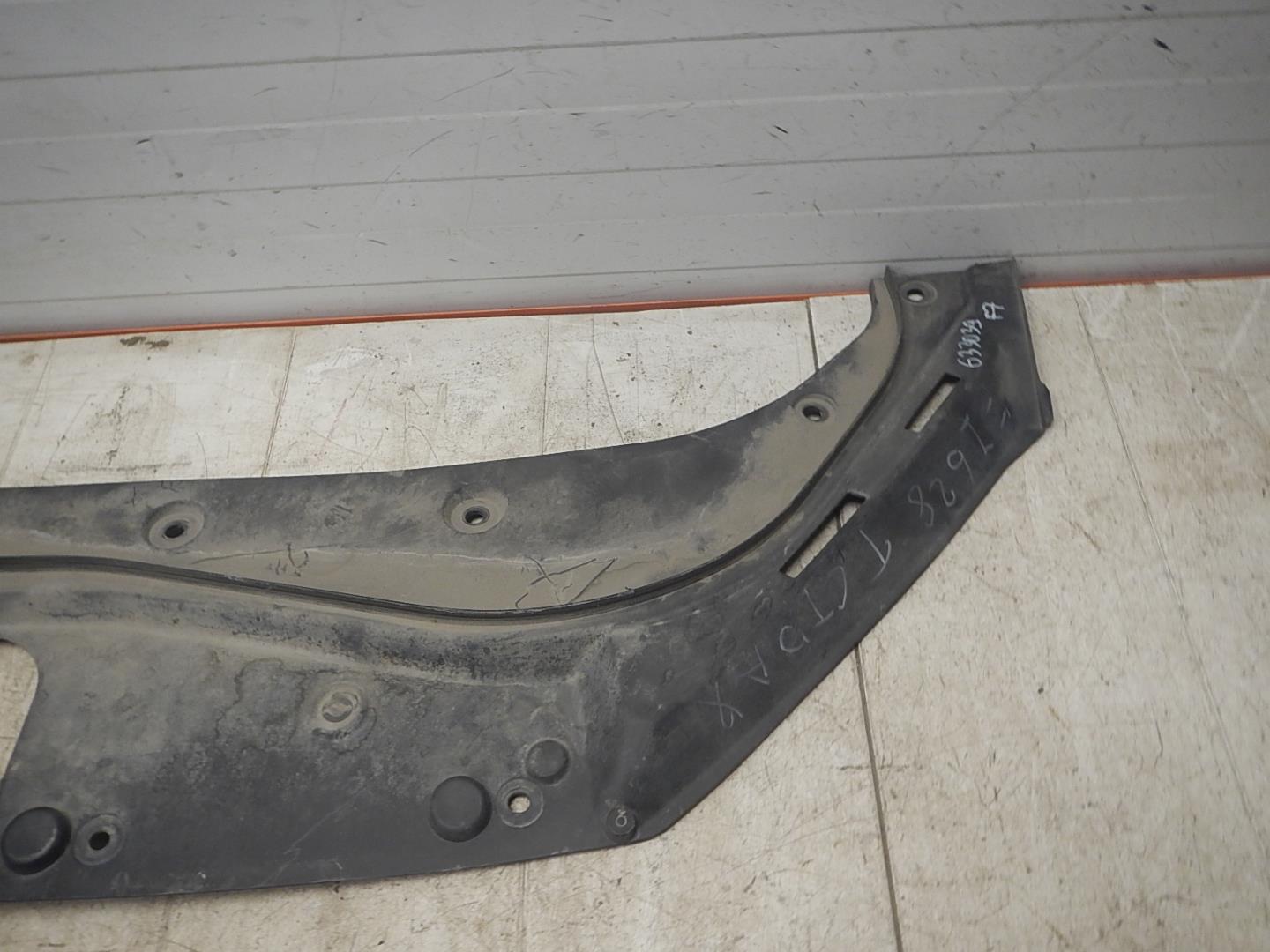 Кожух замка капота