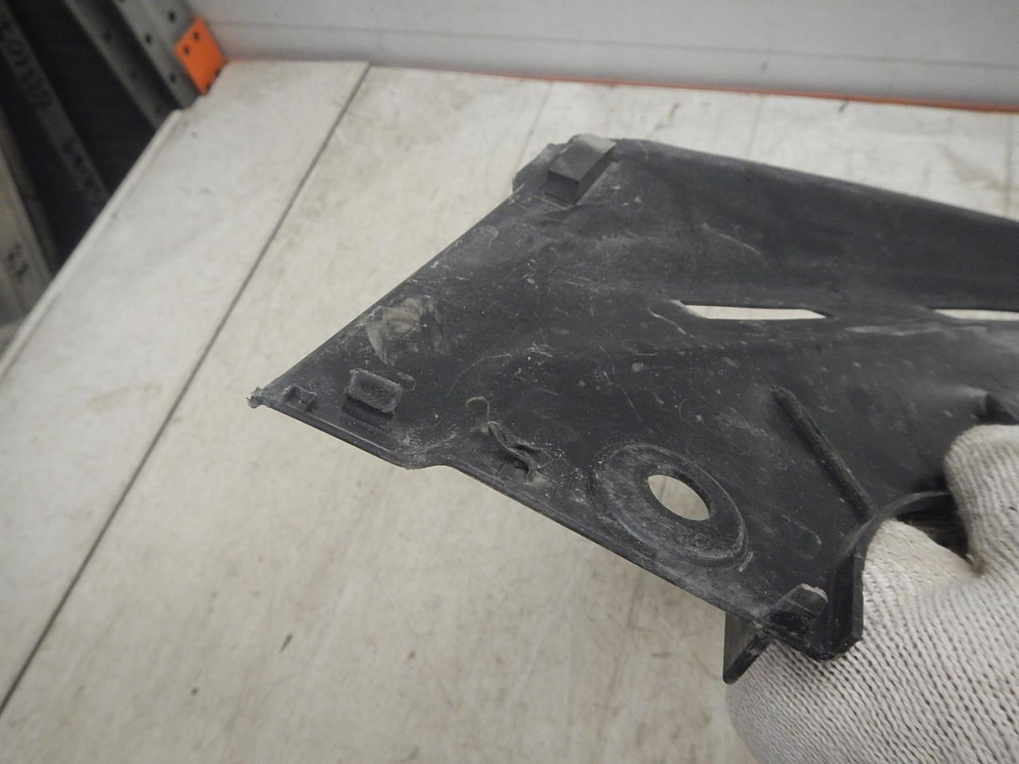 Кожух замка капота