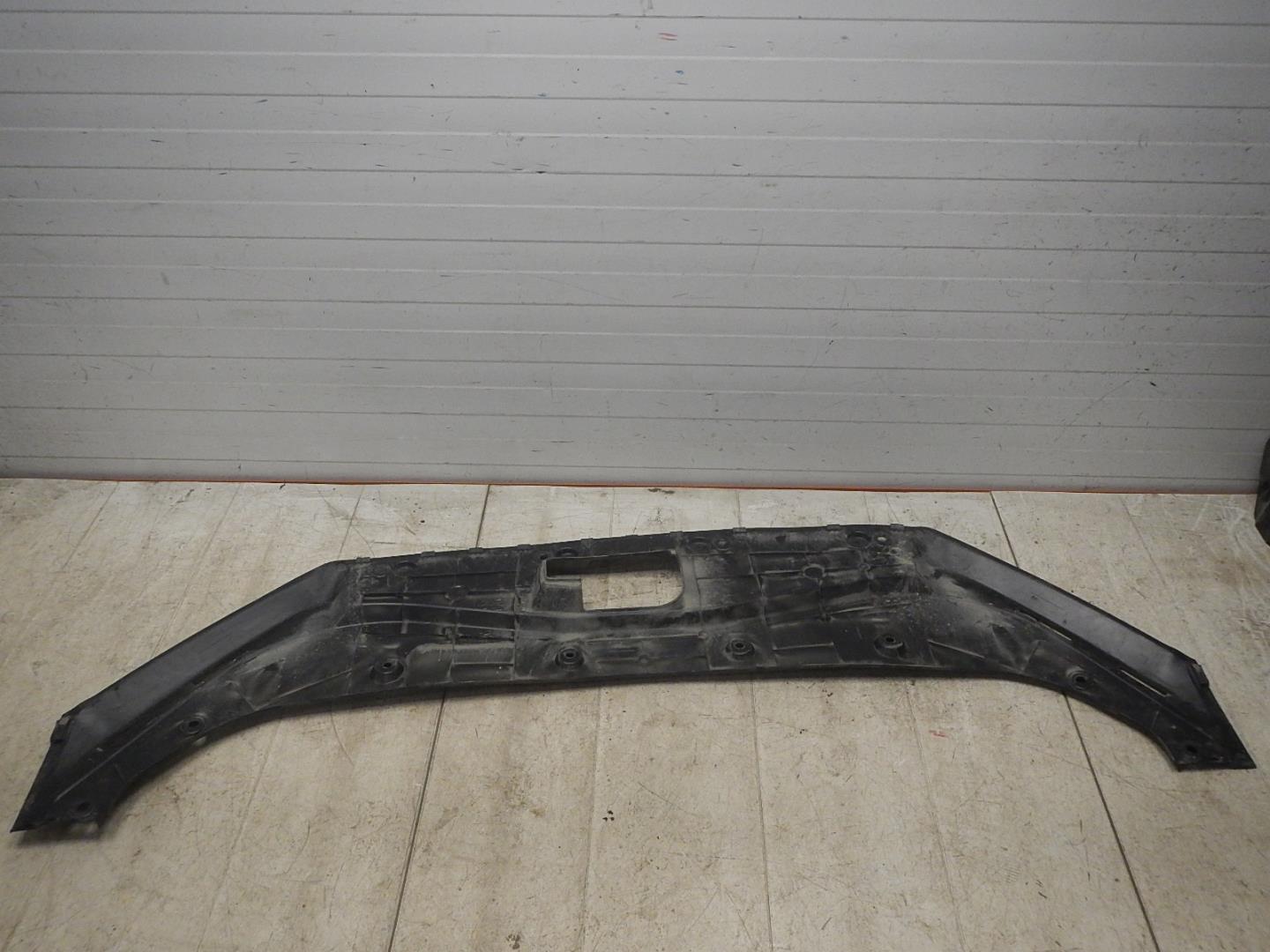 Кожух замка капота