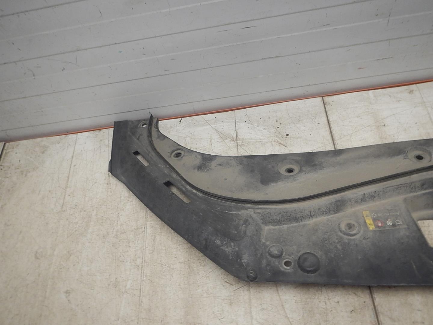 Кожух замка капота