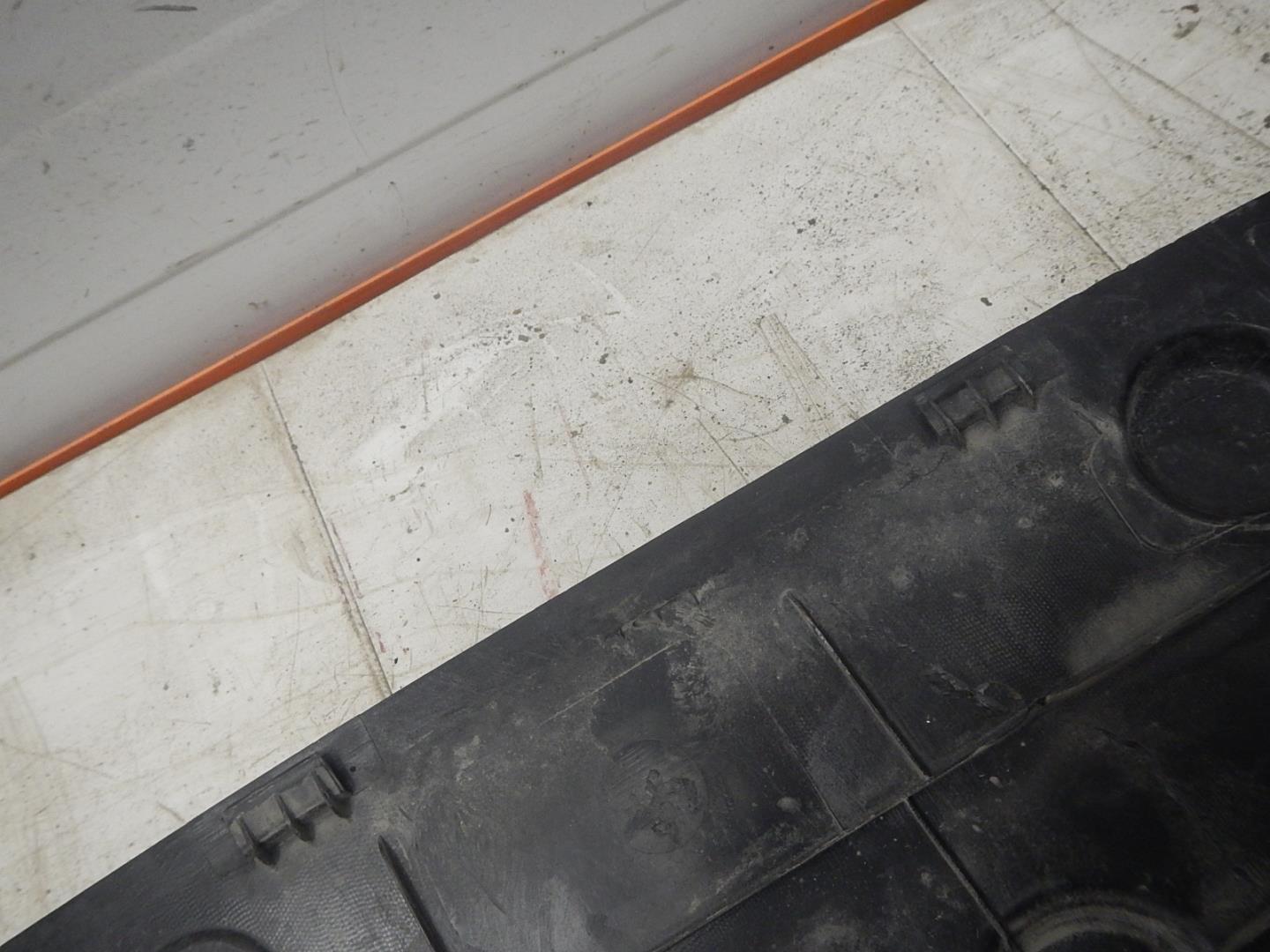 Кожух замка капота