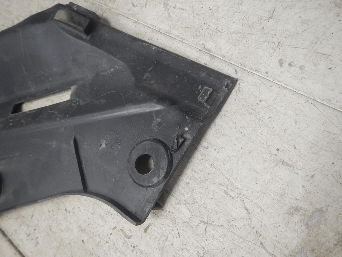 Кожух замка капота