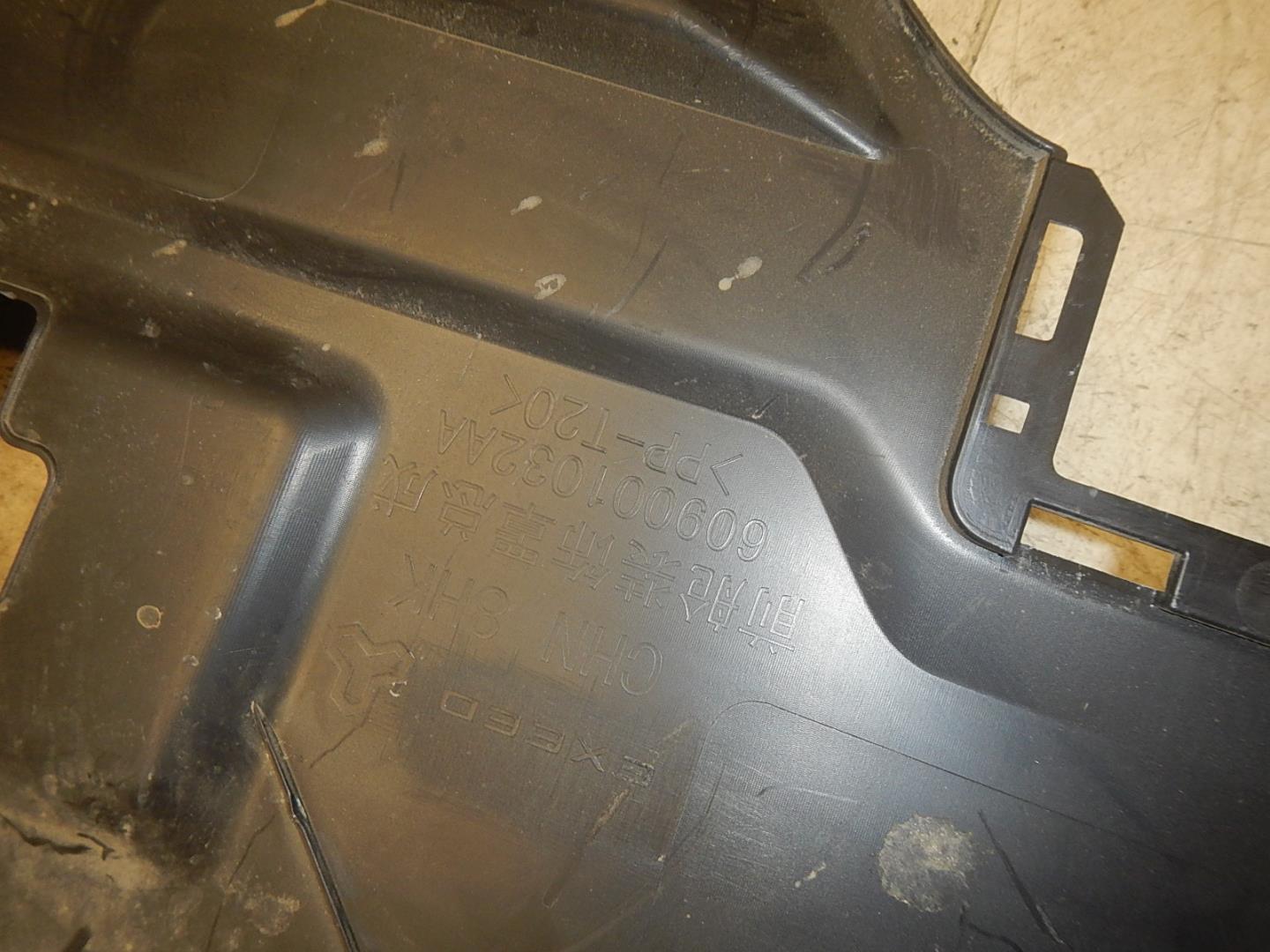 Кожух замка капота