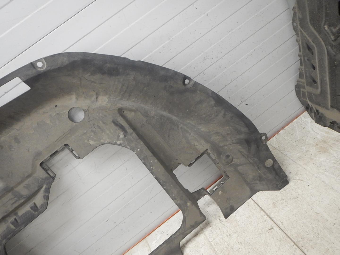 Кожух замка капота