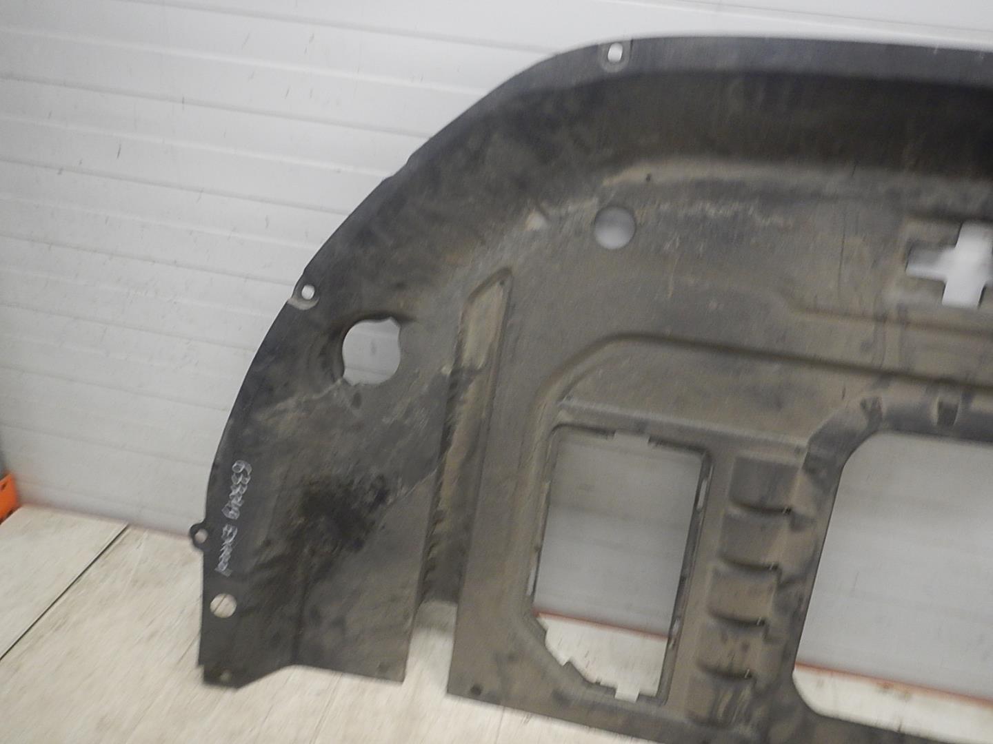 Кожух замка капота