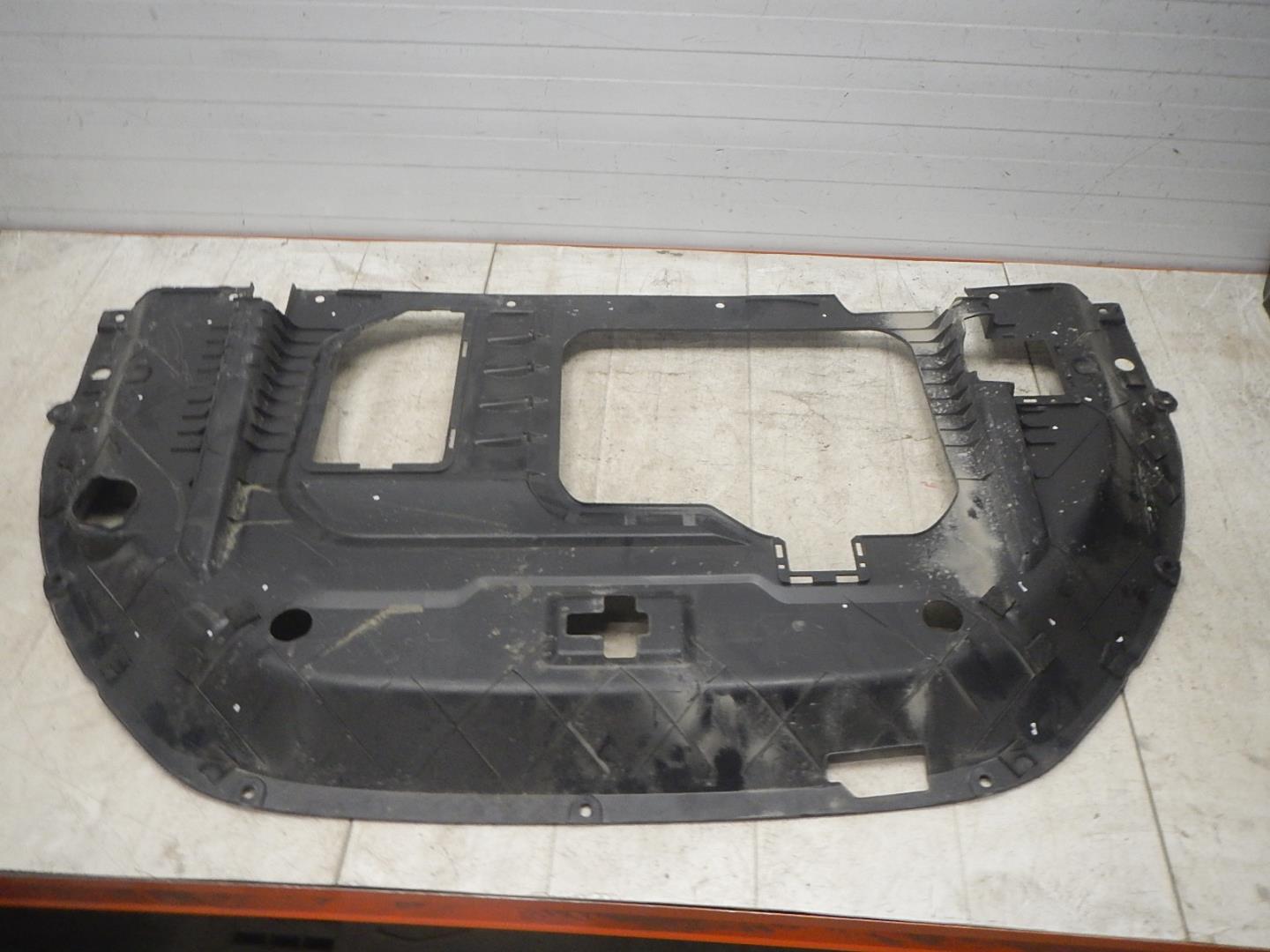 Кожух замка капота