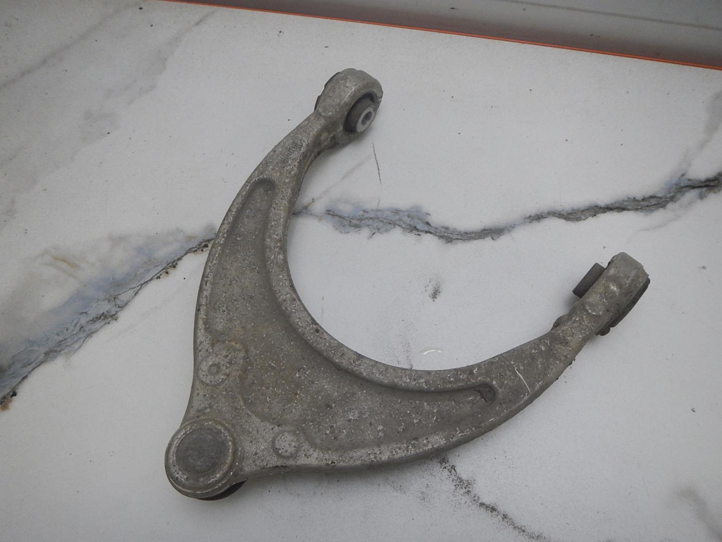 Рычаг передний верхний правый