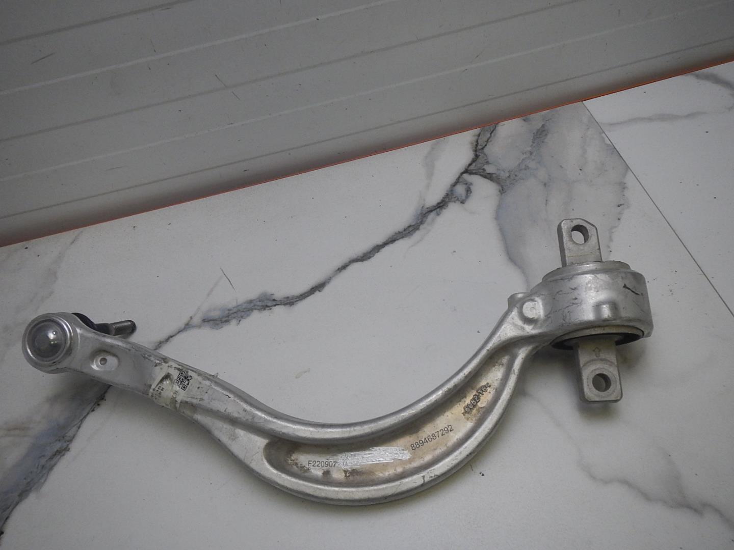 Рычаг передний правый